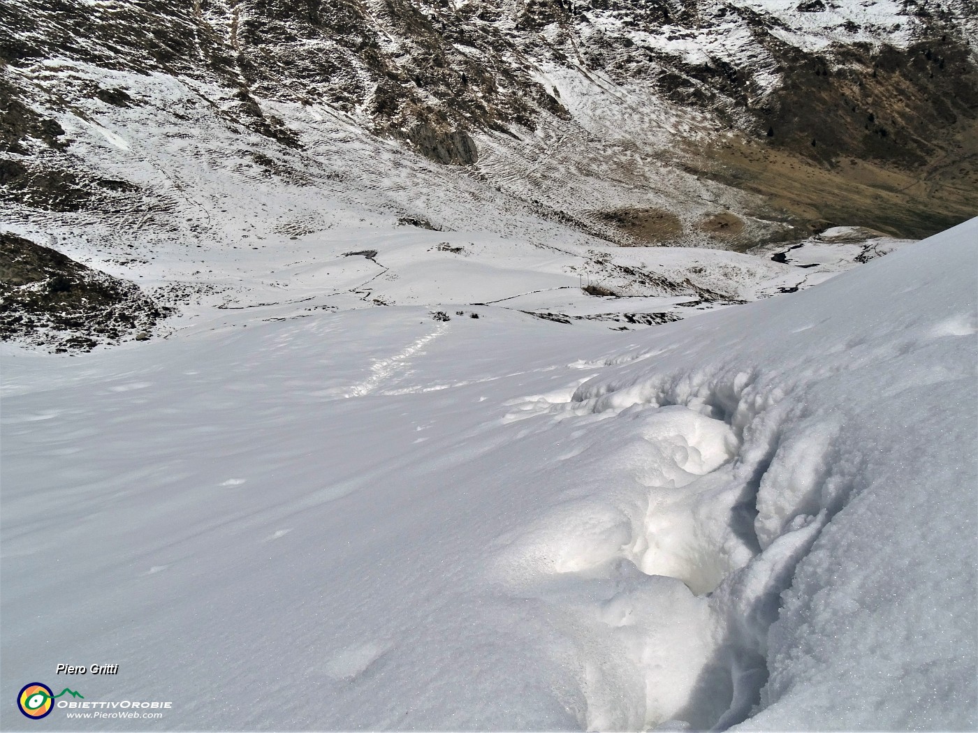 30 Seguendo profondi affondi nella neve in discesa verso il vallone di risalita alla Forcella Rossa sul sent. 101.JPG -                                